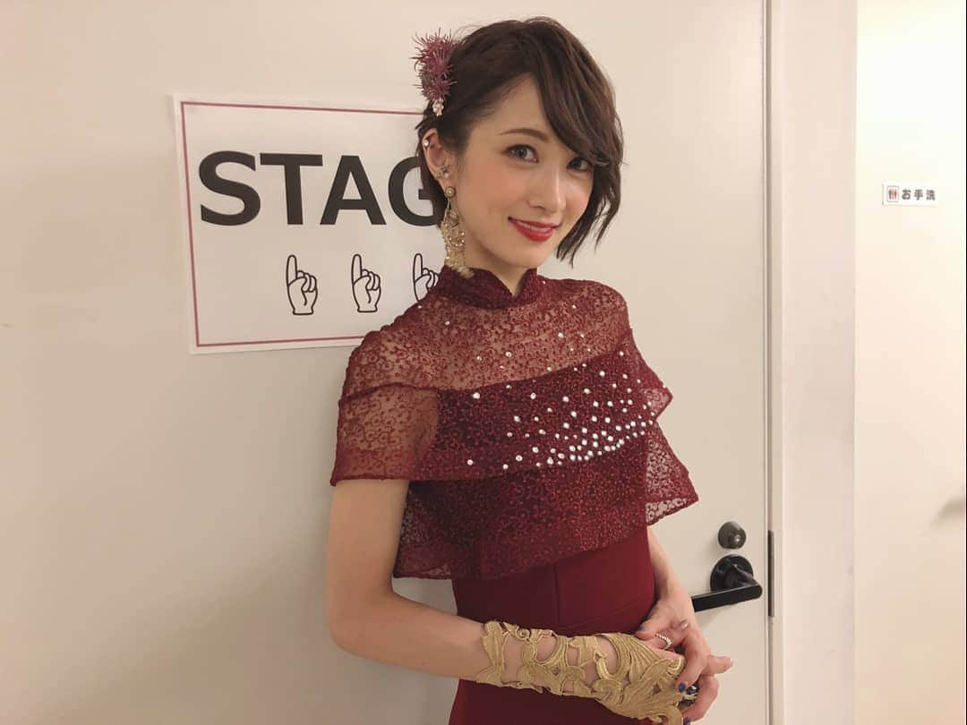 AYASAさんのインスタグラム写真 - (AYASAInstagram)「👗 #バヨリン弾きの衣装  Ayasa Theater～episode 13～ . ずっとアップできてなかったですが💦 こないだのワンマン衣装たち🎶 . クリスマス直前ライブだったのでクリスマス感満載な赤ワンピと、中国ツアー直後ということでチャイナ感感じる青ワンピ❤️💙 ・ ・ #ayasatheater #スカートの揺れ感大事」12月30日 22時24分 - ayasa_doya