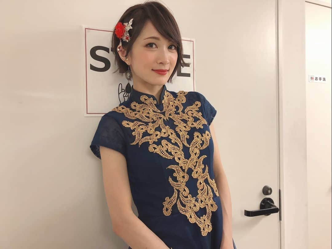 AYASAさんのインスタグラム写真 - (AYASAInstagram)「👗 #バヨリン弾きの衣装  Ayasa Theater～episode 13～ . ずっとアップできてなかったですが💦 こないだのワンマン衣装たち🎶 . クリスマス直前ライブだったのでクリスマス感満載な赤ワンピと、中国ツアー直後ということでチャイナ感感じる青ワンピ❤️💙 ・ ・ #ayasatheater #スカートの揺れ感大事」12月30日 22時24分 - ayasa_doya