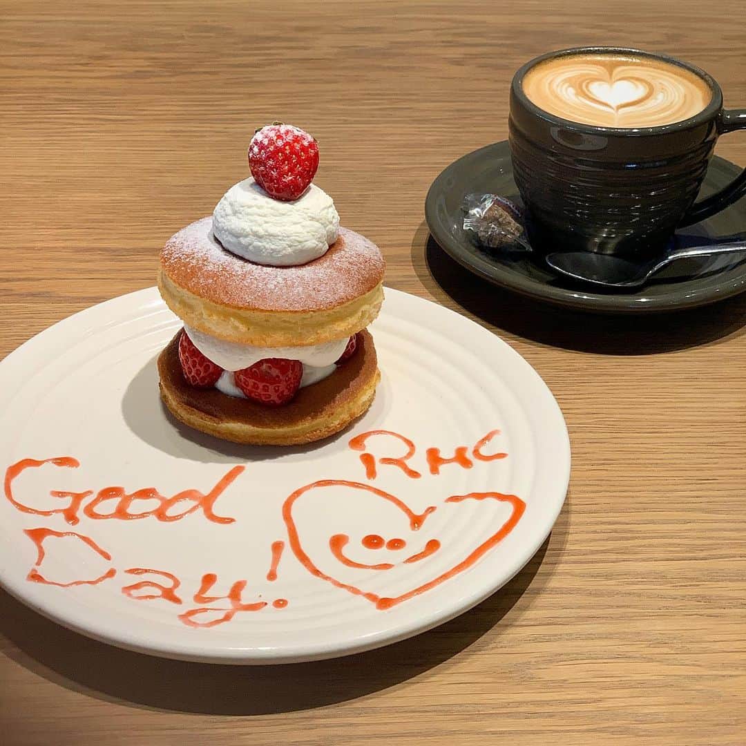 のインスタグラム：「・ 2019.12.30 ・ 昨日のカフェ☕️ 久しぶりの #ロンハーマンカフェ ・ ・ 苺と生クリームが 大好きな👧🏻に いいとこほとんど食べられた🤣 ・ ・ 来年は もう少しカフェpost増やしたいな… ・ ・ #cafe#latte#coffee#cake#ケーキ#sweets#ラテ#カフェ#カフェ巡り#お洒落カフェ#大阪カフェ ・」