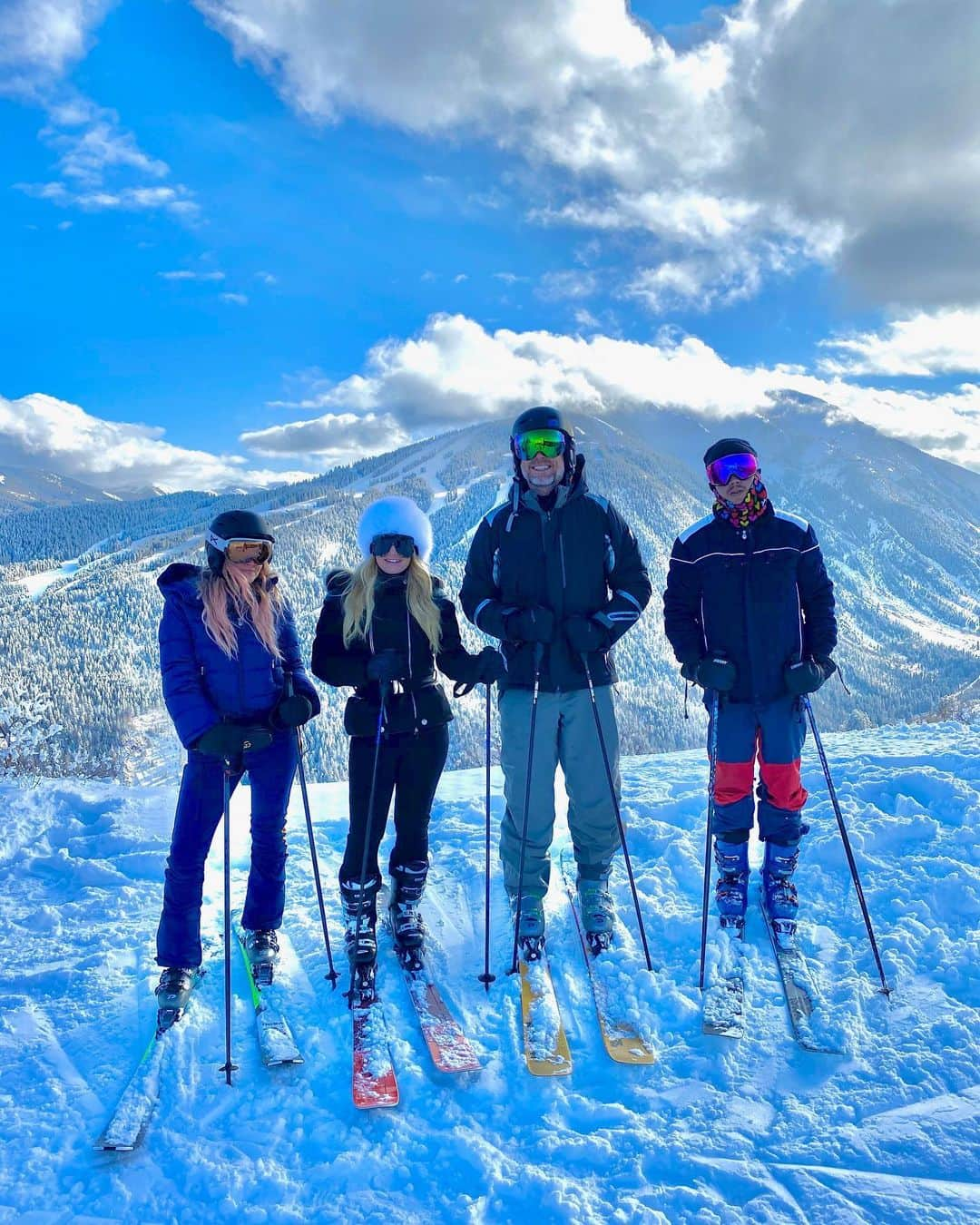 ジェシカ・シンプソンさんのインスタグラム写真 - (ジェシカ・シンプソンInstagram)「Lucy in the Sky with Diamonds #ASPENEXTREME ❄️ @ashleesimpsonross @realevanross」12月30日 22時32分 - jessicasimpson