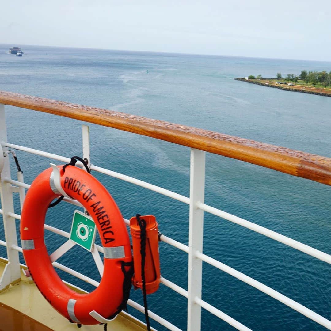 Remiさんのインスタグラム写真 - (RemiInstagram)「explored island hop cruise ship in Hawaii🌴⛴ ハワイ4島を周遊するクルーズ「プライド・オブ・アメリカ」に乗船！🤙🏽🇺🇸 今回はスケジュールの都合でクルーズには参加せずホノルル停泊中に船内取材をさせていただきました📝  数々のダイニングやエンターテイメントを愉しみながらハワイの島々を巡り、海からしか楽しめないハワイの景色やアクティビティを存分に満喫できるなんて素敵だな〜🐋🌊🏄‍♀️ . . クルーズ旅は、大人はもちろん、実は子連れ旅にもピッタリの旅のスタイル👨‍👩‍👧‍👦👌🏽 来年は家族でどこかクルーズ旅したいな〜✨ .  #ハワイクルーズ#プライドオブアメリカ #ノルウェージャンクルーズ #prideofamerica #cruise #norwegian #cruiseline #cruisenorwegian  @prideofamericacruise @norwegiancruiseline #lovetabi_hawaii」12月30日 22時33分 - remi_912