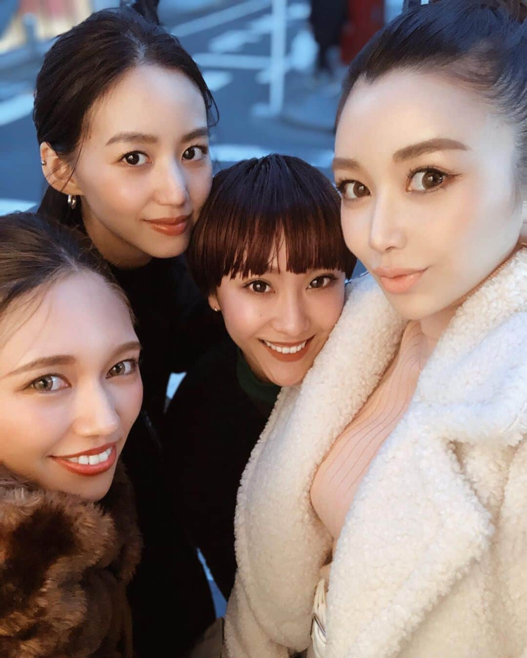 梯真奈美さんのインスタグラム写真 - (梯真奈美Instagram)「“よいお年を〜💕” ってみんなに言うようになってようやく年末感出てきた🥺（今さら🥺） 昨日はみんなでしゃぶしゃぶ食べて カフェでデザートも食べてもぉ〜満腹🐷 恒例のプレゼント交換もしたよ💕 そのあと年越しの買い出し行ってバタバタな１日。 今日もせっせと大掃除だよ🧼  それにしてもデパ地下の誘惑って本当すごいな🥺笑 #eimy #eimyistoire」12月30日 22時34分 - official_manami