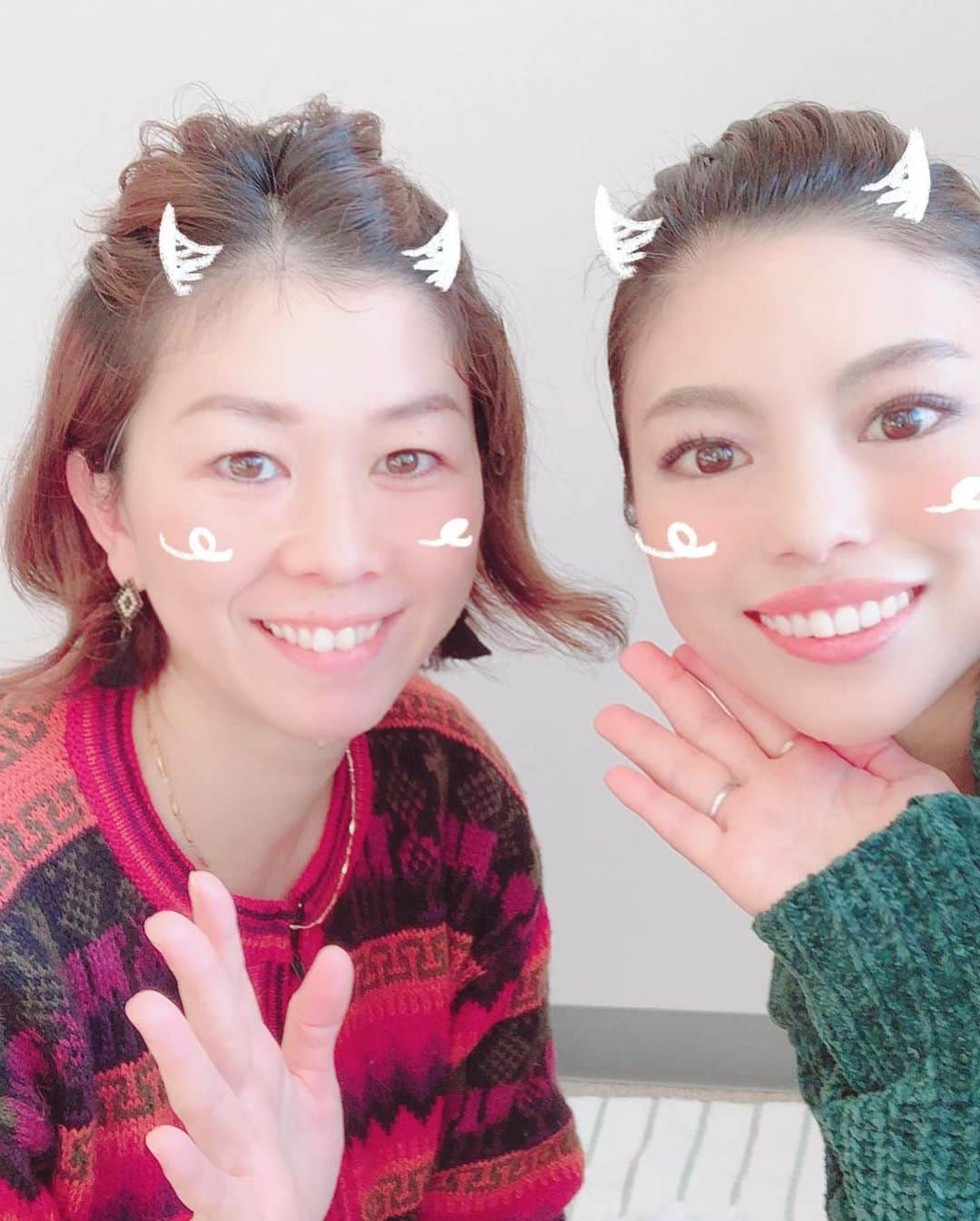 SAYUKIさんのインスタグラム写真 - (SAYUKIInstagram)「番組MCをしていますケーブルTVの情報番組、インフォ　チャンネル700。 今年一年も毎回の撮影が楽しみでウキウキでスタジオに通いました🙏💕 全国のローカルなケーブルTV各局の番組を観られるチャンネル700で、イチオシの番組情報などを紹介する番組、インフォチャンネル700 。 英会話のコーナーやカレー屋さん、古書店のリポートなどもあって、まったりと楽しんでもらいたい番組です😄  視聴方法は「チャンネル700」で検索！  jくんも一緒にスタジオに連れて行く事もあるのですが、　@caoritt  や　@hfumie  がjくんと遊びに来てくれて助かりました。ありがとう🙏💕 優しいスタッフの方々にもいつも感謝です。ありがとうございます。  皆様来年もインフォ　チャンネル700をよろしくお願いします🙇‍♀️✨ #チャンネル700 #インフォチャンネル700 #番組MC #tvhost #番組司会 #ケーブルTV  #撮影 #テレビ収録  #お便りをくれた方の中から抽選で私の顔のクオカード当たるよ😚 #毎回写真ネタを投入してくれる楽しいディレクターズ　#栃木さんw  #jくんの鼻ちょうちん　#中々の強度を誇っていたよとかおりん談w」12月30日 22時37分 - sayukisvoice