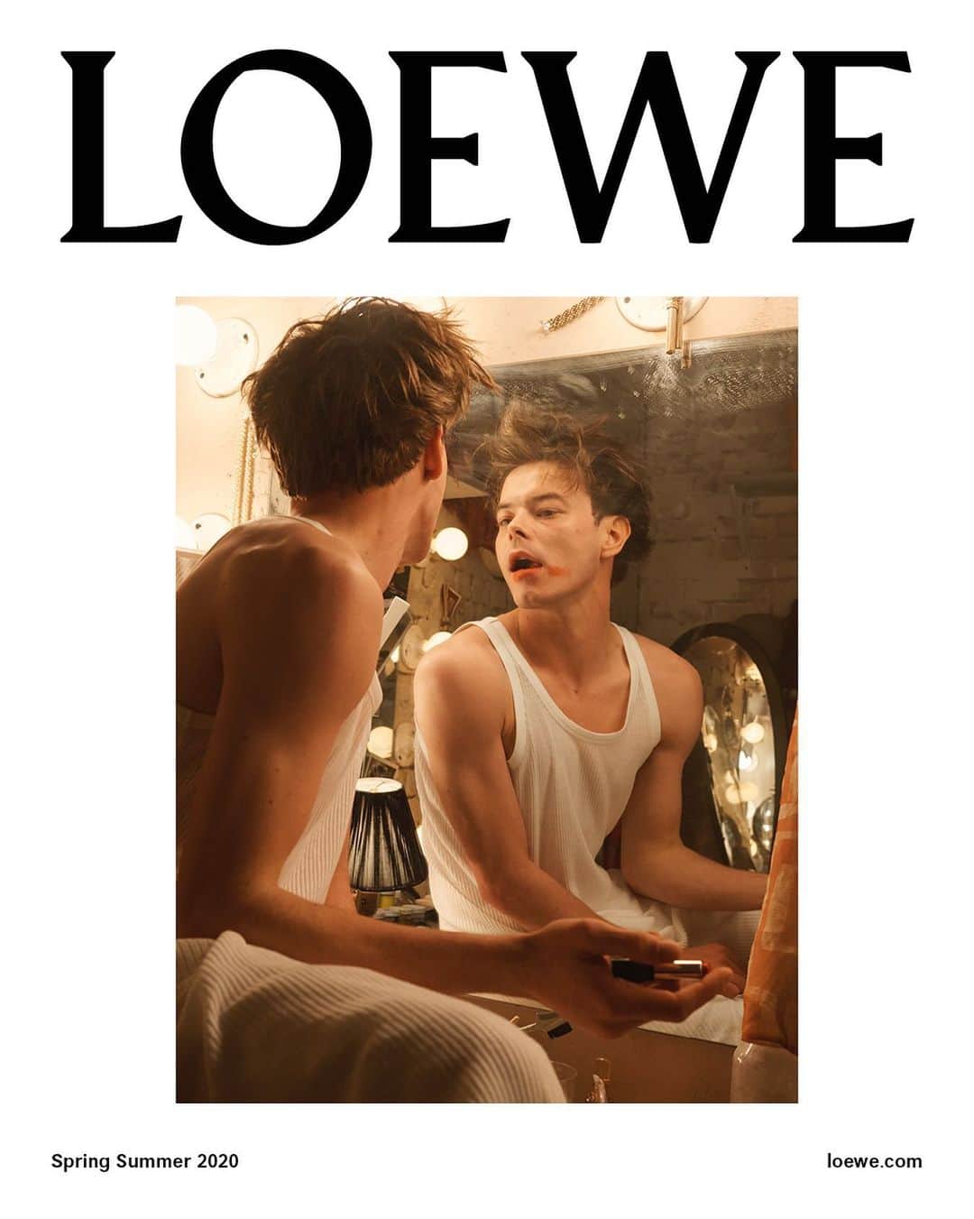 Loeweさんのインスタグラム写真 - (LoeweInstagram)「We revisit some of our favourite #LOEWE moments from 2019.  The #LOEWESS20 campaign was shot by #StevenMeisel, featuring British actor Charlie Heaton from @StrangerThingsTV in a moment of introspection before going on stage. A celebration of drama’s mysteries, Heaton’s smeared lipstick imbues an element of ambiguity as to the character he is about to become.  Creative Direction @Jonathan.Anderson and @MMparisdotcom Photography #StevenMeisel Featuring @Charlie.R.Heaton Styling @BenjaminBruno_ Make up @PatMcGrathReal Hair @GuidoPalau Set Design @MaryHoward_setdesign Casting @AshleyBrokaw  #StrangerThings」12月30日 22時39分 - loewe