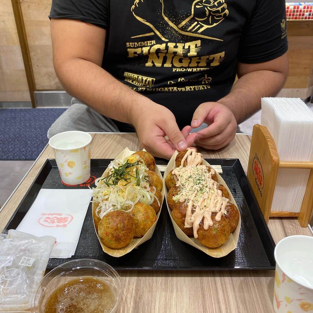 GOSAMARUのインスタグラム：「‪試合後にネーブルに用事で戻る。‬ ‪疲れのせいか眠気がきたので車で仮眠とったら今まで寝てるなんて😭‬ ‪ボロボロの身体が更にボロボロになりました。‬ ‪明日もイオンライカムにて14時と17時からありますよ！‬ ‪＃rd_pw ＃沖縄 ＃GOSAMARU ＃筋肉痛 ＃イオン ＃ライカム‬ ‪画像はたこ焼き食べるソーキ！‬」
