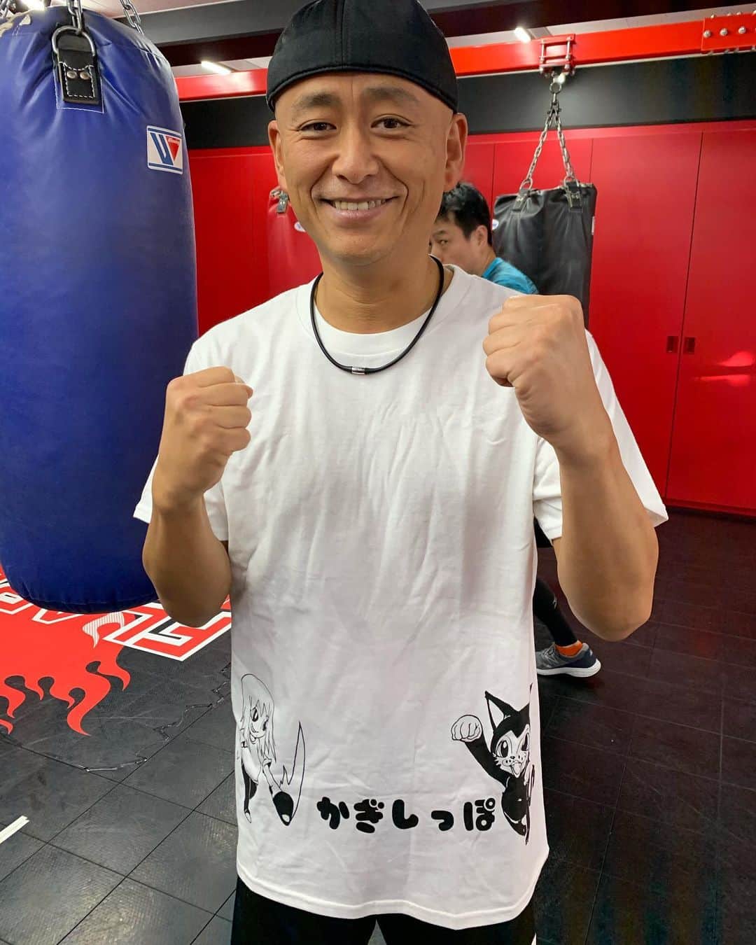 小田島沙知（かぎしっぽ）さんのインスタグラム写真 - (小田島沙知（かぎしっぽ）Instagram)「今年はお笑い以外はボクシングと出会えてボクシングにハマった年でした(^^) ボクシング楽しい！！ 来年もお笑いとボクシング頑張ります！！ いつも教えてくれるトレーナーのけんさんがかぎしっぽTシャツ着てくれたw似合ってる(^^) #かぎしっぽさち #女子ボクシング #ボクシング #flare山上  #はじめの一歩 #テーピング #かっこいい #来年も #よろしくお願いします」12月30日 22時43分 - kagisippo_sachi