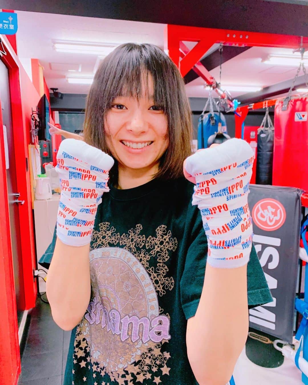 小田島沙知（かぎしっぽ）のインスタグラム：「今年はお笑い以外はボクシングと出会えてボクシングにハマった年でした(^^) ボクシング楽しい！！ 来年もお笑いとボクシング頑張ります！！ いつも教えてくれるトレーナーのけんさんがかぎしっぽTシャツ着てくれたw似合ってる(^^) #かぎしっぽさち #女子ボクシング #ボクシング #flare山上  #はじめの一歩 #テーピング #かっこいい #来年も #よろしくお願いします」