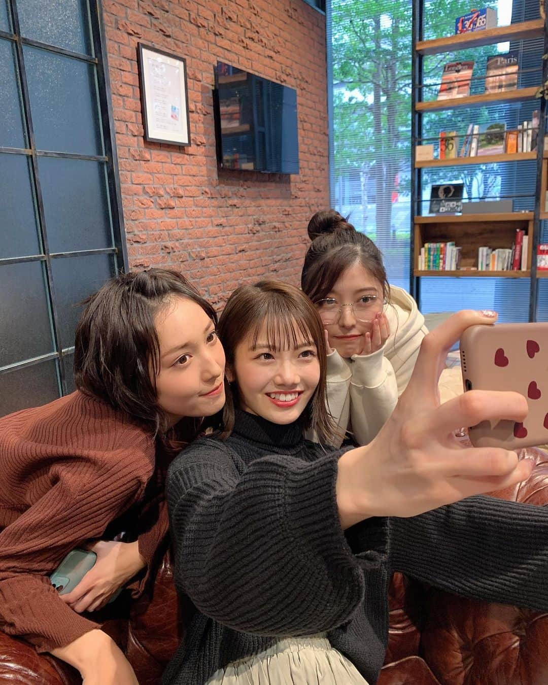 Jewel【公式】さんのインスタグラム写真 - (Jewel【公式】Instagram)「・﻿ 変なアングルでの自撮り🤳﻿ #Jewel﻿ #2019年﻿ #仕事納め﻿ #オフショット﻿」12月30日 22時53分 - igm_jewel_official