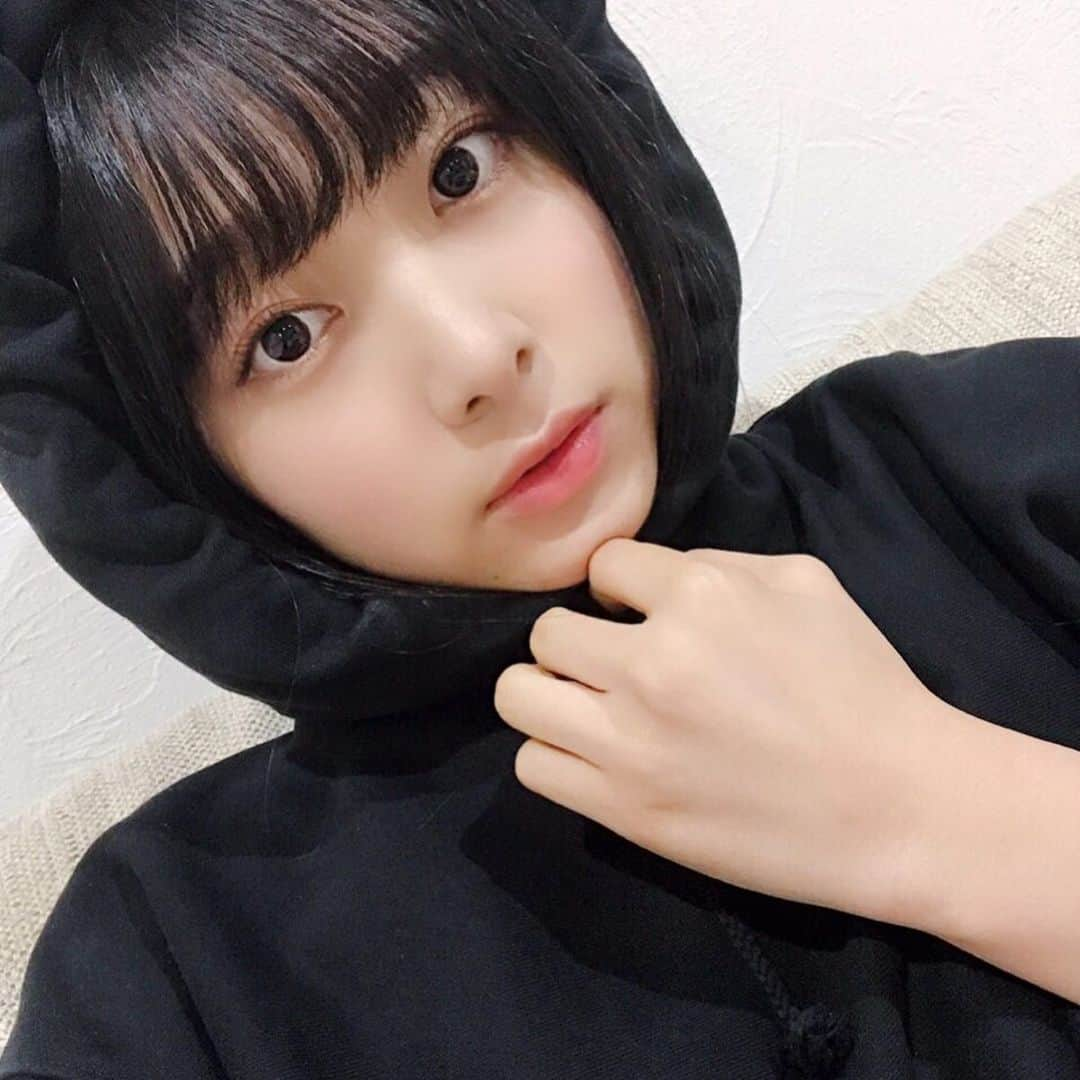 栗田桃花さんのインスタグラム写真 - (栗田桃花Instagram)「まっくろくろすけ👀 2019年も残すところあと1日ですね✨大掃除頑張りました〜 うちのわんこは落ち着きがないので一緒に写真が撮れません😂w ・ #フード #パーカー #犬好きな人と繋がりたい」12月30日 22時46分 - kurimomo330