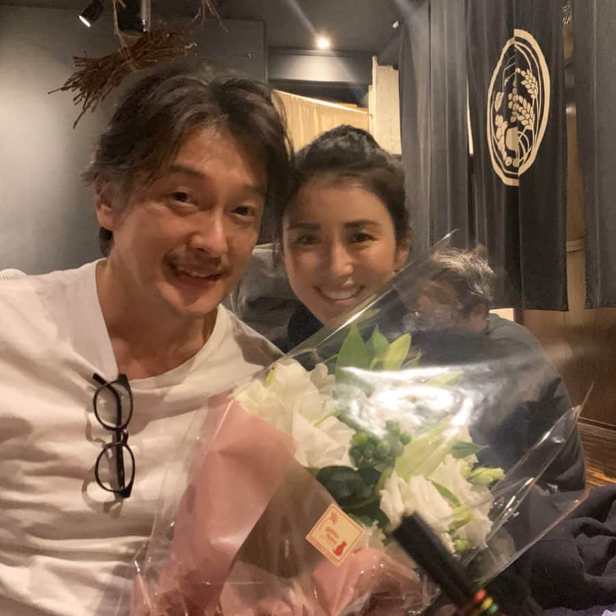 前田典子さんのインスタグラム写真 - (前田典子Instagram)「#忘年会 で 章ちゃん&麻衣子ちゃん　 #結婚祝い #おめでとう🎉 @__shotaro__  @maileavivi  #末長くお幸せに❣️ #新婚さん　✨ ２人の素敵なページが雑誌STORYに出てるから見てみてね👍 #港区おじさん　#加藤章太郎  忘年会は秋田料理 焼き鳥コース シメはもつ鍋　でした @kim2san  @hiroyo1004  @hibinoya  #来年もよろしく❣️」12月30日 22時46分 - maenorichang