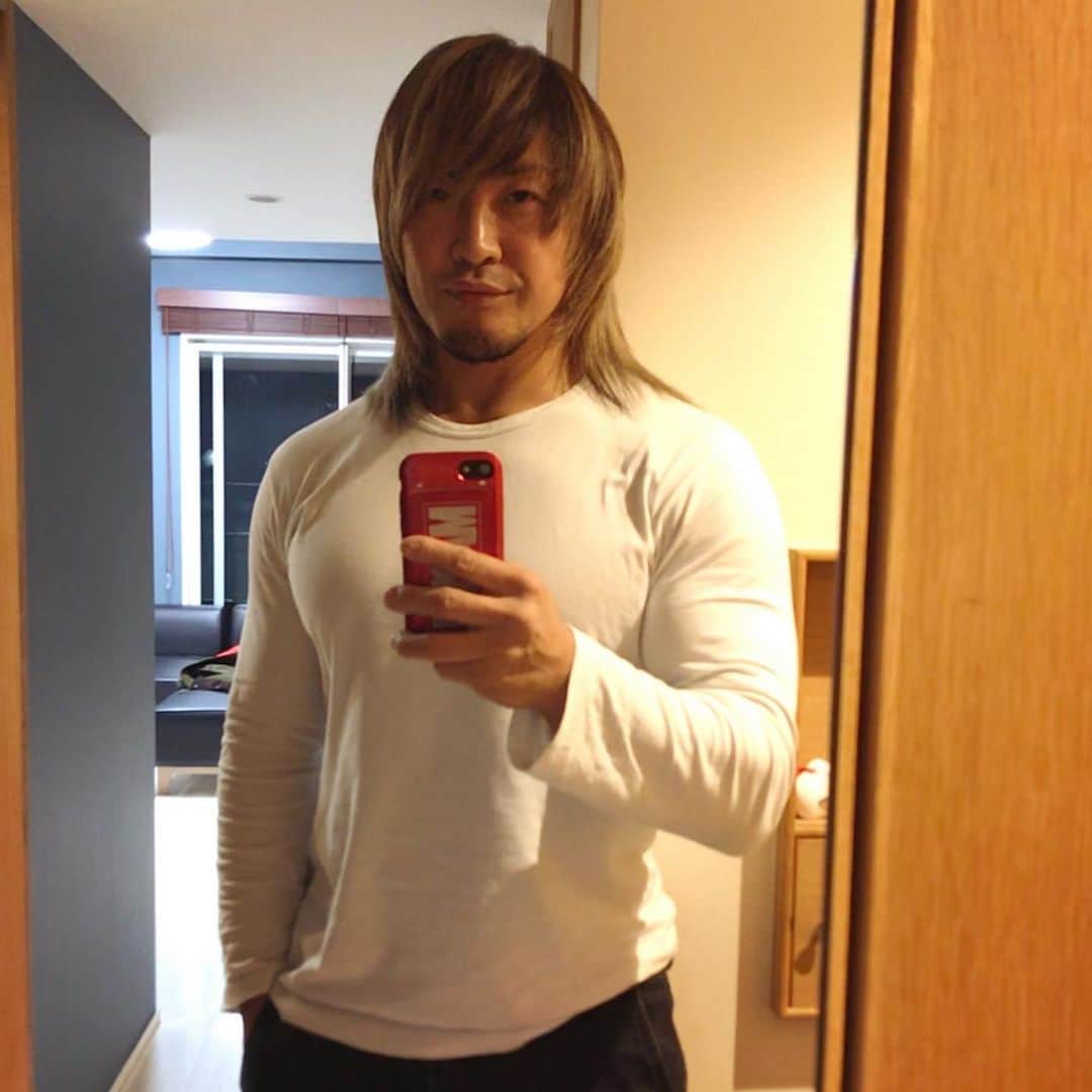 棚橋弘至さんのインスタグラム写真 - (棚橋弘至Instagram)「黒メッシュも入れて #髪色 は全体的に暗めになりました。」12月30日 22時48分 - hiroshi_tanahashi