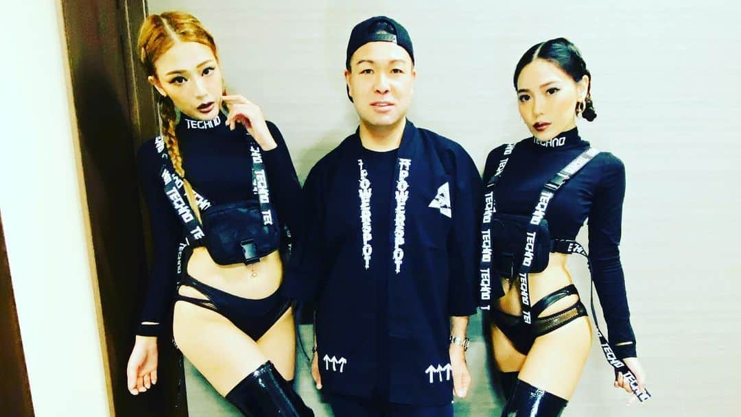 DAISHI DANCEさんのインスタグラム写真 - (DAISHI DANCEInstagram)「2019.12.29.SUN #HIROSHIMA #広島 #MATSURIinTheHOUSE  @herbie_hiroshima  #DAISHIDANCE #CYBERJAPANDANCERS @jurixoxoxo #じリリ @cjd_riri  @vj_gyrorbit  #広島組 #遠征組 #ガチ勢 今年も年末広島大集合ありがとうございました‼︎ 楽屋でも盛り上がりすぎて朝でしたZzz 来年も広島よろしくお願いします(｀_´)ゞ」12月30日 22時49分 - daishidance666