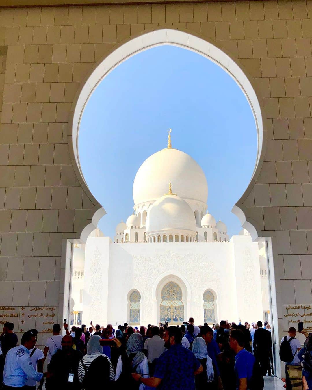 乙武洋匡さんのインスタグラム写真 - (乙武洋匡Instagram)「#アブダビ の #グランドモスク があまりに美しかったので、内部の写真も。いま思い返してもため息が出る。  #grandmosque #grandmosqueabudhabi #sheikhzayedmosque #シェイクザイードグランドモスク #abudhabi #abudhabicity #UAE #UAE🇦🇪 #中東旅行」12月30日 22時50分 - ototake_official