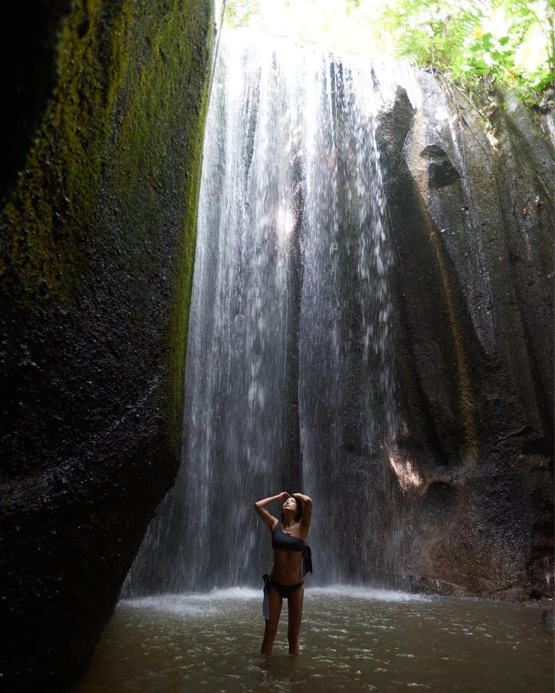 JUNNAさんのインスタグラム写真 - (JUNNAInstagram)「Tukad Cepung Water Fall  明日から年末旅行🙈 今日は久しぶりにストーリーでQ&Aしようかな🐒 ・ ・ #only #waterfall #ワンショルダースイムウエア #2020etre_ss#junna✈️#junna🧜‍♀️#旅行👙 #バリ #バリ島#水着#エトレ水着」12月30日 22時56分 - junna