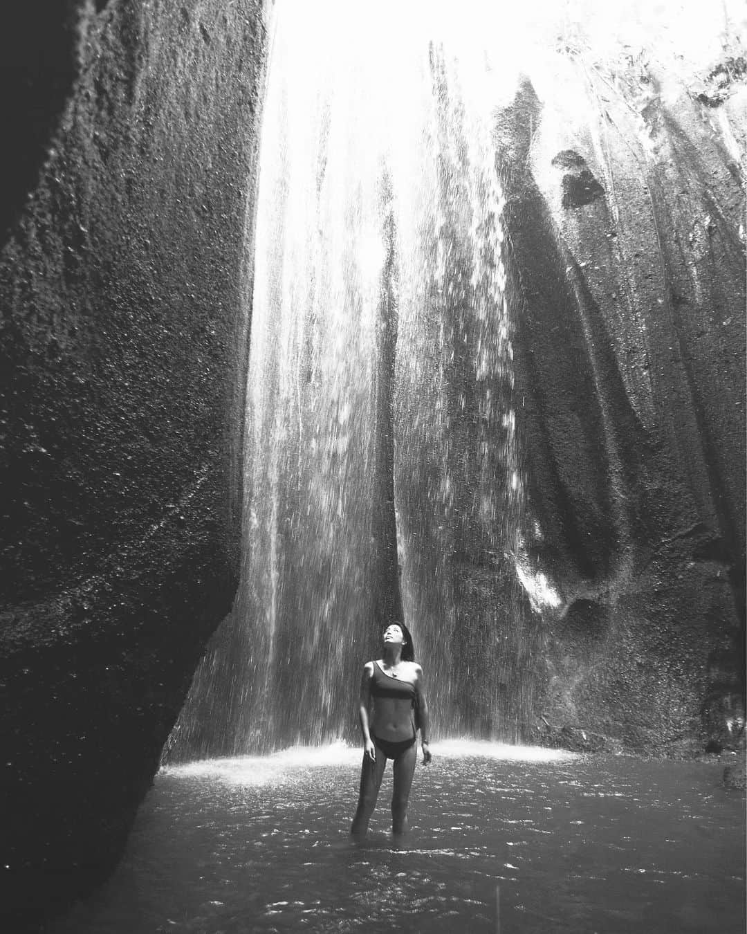 JUNNAのインスタグラム：「Tukad Cepung Water Fall  明日から年末旅行🙈 今日は久しぶりにストーリーでQ&Aしようかな🐒 ・ ・ #only #waterfall #ワンショルダースイムウエア #2020etre_ss#junna✈️#junna🧜‍♀️#旅行👙 #バリ #バリ島#水着#エトレ水着」