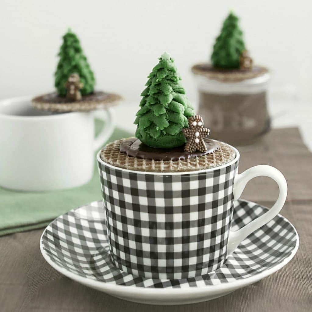 Matchæologist®さんのインスタグラム写真 - (Matchæologist®Instagram)「r🎉 Are we the only ones who are loving this festive season too much?! 🎅🎄 Thanks to our amazing #MatchaMate @thirstyfortea for these AMAZING #Matcha Tree Stroopwafels! Aren’t they the cutest Christmas trees ever!?!? ✨ . 😋 #Stroopwafels are Dutch waffles made from two thin layers of baked dough with a caramel syrup filling in the middle. Here, the waffles are sitting on top of hot tea 🍵 which gently melts the inner caramel filling, making the waffles soft and oozy in the middle. 😱 Top all of that up with these rustic looking trees made from matcha and marzipan and you’ve got a winning #MatchaCreation! 🌿🎄 . For premium-quality matcha 🍵, please visit Matchaeologist.com . Follow our bio link 👉@Matchaeologist . Matchæologist® #Matchaeologist Matchaeologist.com」12月30日 22時57分 - matchaeologist