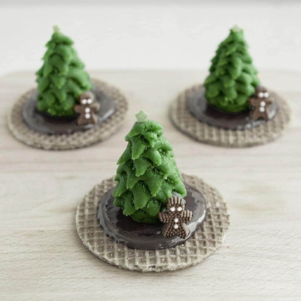 Matchæologist®さんのインスタグラム写真 - (Matchæologist®Instagram)「r🎉 Are we the only ones who are loving this festive season too much?! 🎅🎄 Thanks to our amazing #MatchaMate @thirstyfortea for these AMAZING #Matcha Tree Stroopwafels! Aren’t they the cutest Christmas trees ever!?!? ✨ . 😋 #Stroopwafels are Dutch waffles made from two thin layers of baked dough with a caramel syrup filling in the middle. Here, the waffles are sitting on top of hot tea 🍵 which gently melts the inner caramel filling, making the waffles soft and oozy in the middle. 😱 Top all of that up with these rustic looking trees made from matcha and marzipan and you’ve got a winning #MatchaCreation! 🌿🎄 . For premium-quality matcha 🍵, please visit Matchaeologist.com . Follow our bio link 👉@Matchaeologist . Matchæologist® #Matchaeologist Matchaeologist.com」12月30日 22時57分 - matchaeologist
