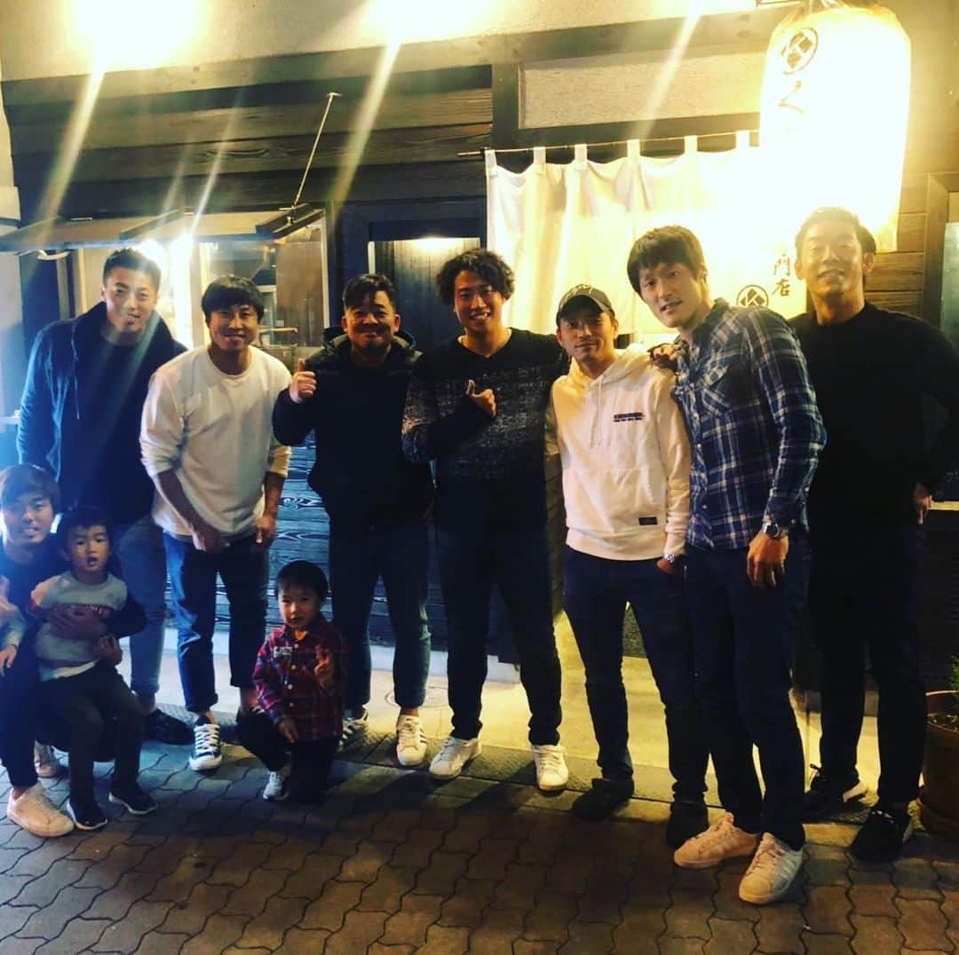 のインスタグラム：「この前みんなでご飯いきましたー✨ そして！ 康太くん！ 15年間お疲れ様でした！ 丹野くん！ 移籍しちゃうのね。 もう練習後の シュート練習できないのね。 僕が2009年に入団した時から2人にはお世話になっていて、 その2人がいなくなるのは本当に寂しい。 けど、いつかはこーゆー日はくる！ お互いまた頑張りましょう！！ #康太くん #引退 #お疲れ様です。 #丹野くん #移籍 #また試合会場で。 #あー寂し。 #ほな」