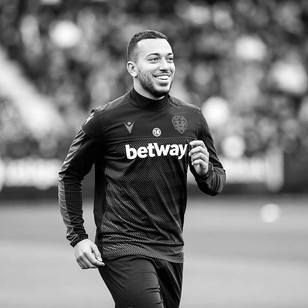 ルベン・ヴェソのインスタグラム：「Feliz por volver a pisar el céspede y a tocar balón! Ya queda menos... 😁🔜」