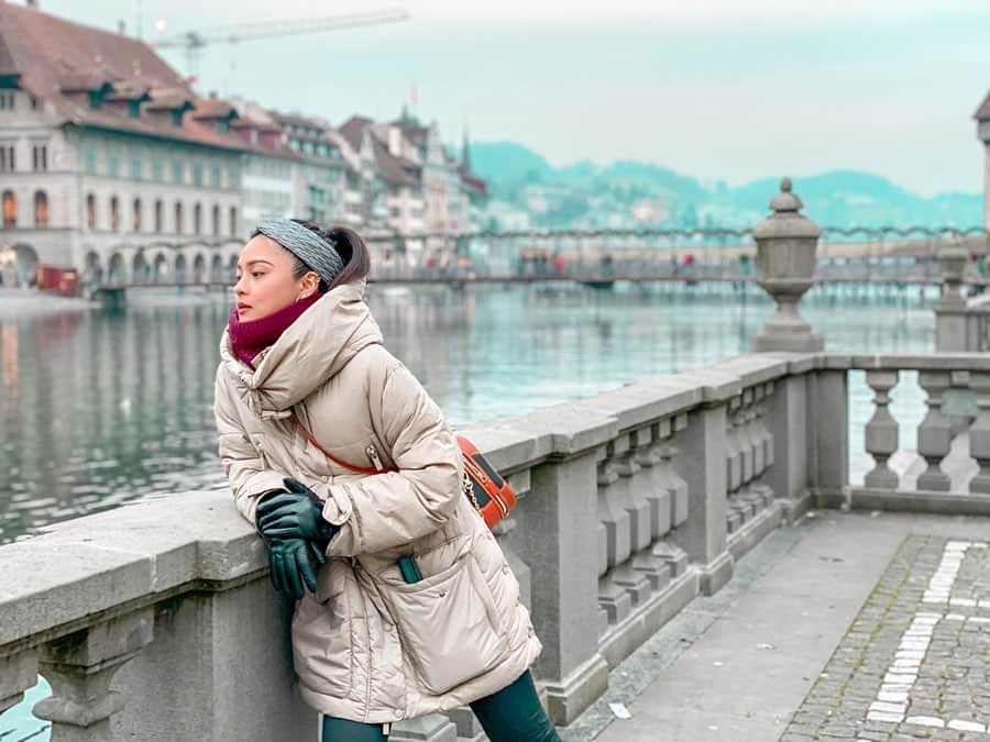 Kim Chiuさんのインスタグラム写真 - (Kim ChiuInstagram)「364 of 365!!! Felt like im inside a post card!!!📸🇨🇭✨. last photo “peace out 2019!✌🏻💋 Auf Wiedersehen!. . . Thank you @travelokaph 💙 Download the app now #travelokaph to check amazing deals and book your next travel experience!!!!😁👍🏻 super worth it!!!⭐️⭐️⭐️⭐️⭐️ #chiurista」12月30日 23時11分 - chinitaprincess