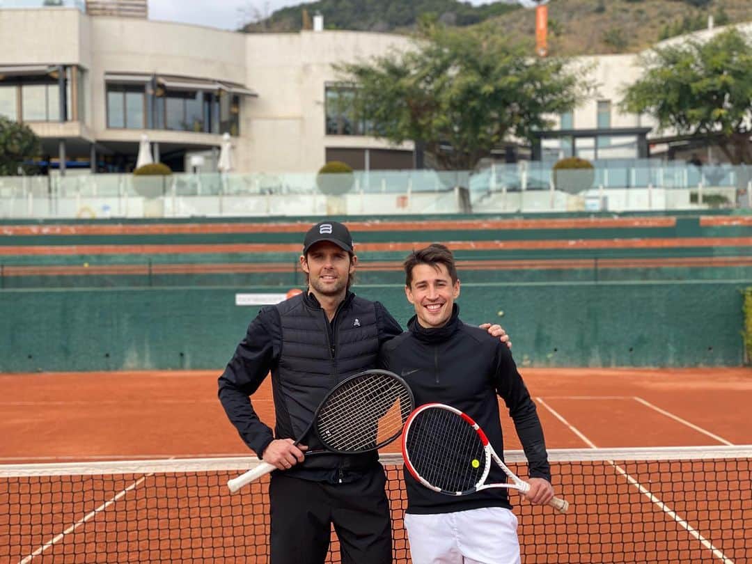 ボージャン・クルキッチのインスタグラム：「¡Disfrutando con @andysoucek de un gran deporte! 🎾 Es un placer haber vivido juntos tantos buenos momentos en @clubbonasport estos últimos meses.  Lástima que te hayas quedado sin raqueta. 😝💥// Enjoying this great sport with @andysoucek! 🎾 A pleasure to have shared so many great times together at  @clubbonasport over the last few months.  Shame you've ended up with a broken racket! 😝💥 #graciasHelmut」