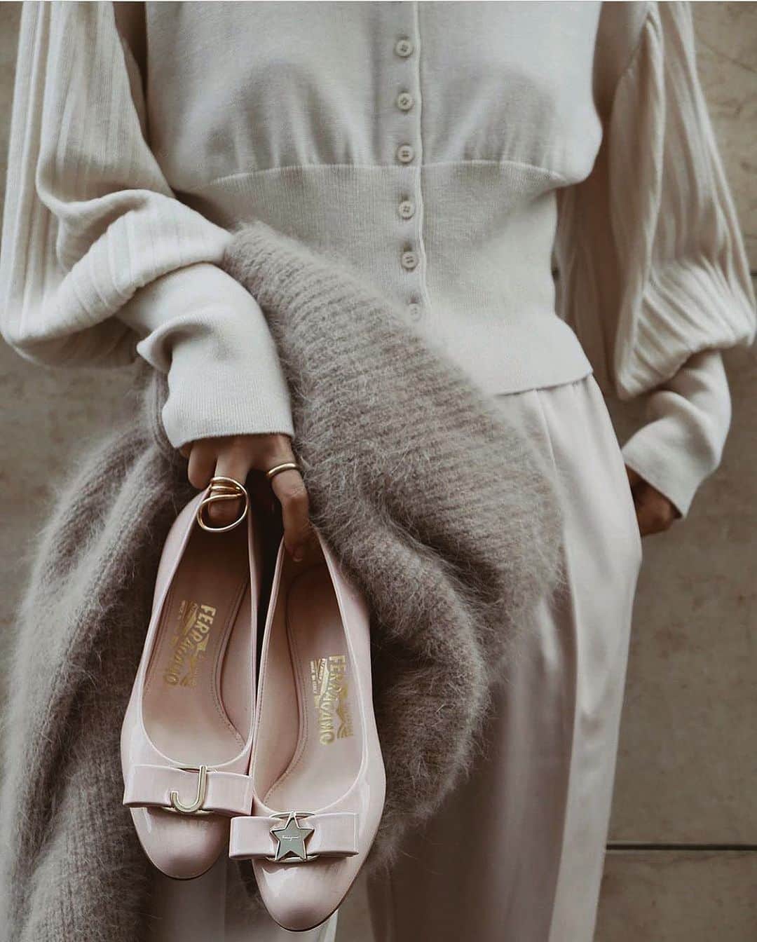 JUNNAのインスタグラム：「@ferragamo のアイコンシューズ「VARA」"J"のイニシャルカスタマイズバージョン。 ニアートーンでまとめてシューズが主役のスタイリング。  日本でもカスタマイズが可能みたいなのでストーリーにURLを貼ります😘 ・ ・ thank you 💋  #MYVARA #ferragamo#フェラガモ #シューズ #ヴァラ#ad#only#靴#イニシャル #カスタマイズ」