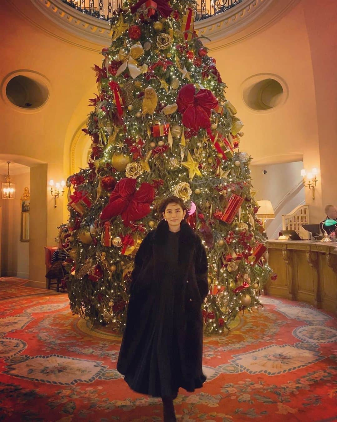 白澤貴子さんのインスタグラム写真 - (白澤貴子Instagram)「Thank you for Christmas holiday in London!  ロンドン報告もこれでほぼおしまい！  あげきれなかった雑多写真。コーデ and othersメモ。  2枚目は騎乗直後でブーツだけまだ乗馬仕様なワタクシ。  4枚目にミモレにも書いていたミニスカートの日の服をあげてみたけれど、ニーハイあまり写ってなかった😂  さてさて、年末の日本へと戻ります🙇‍♀️ #白澤とロンドン」12月30日 23時09分 - takakoshirasawa