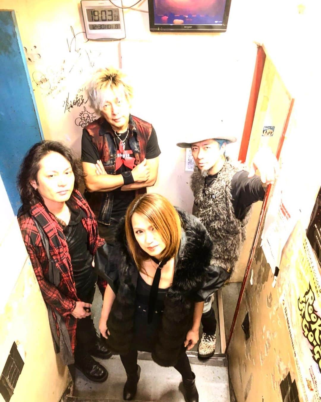Ju-kenのインスタグラム：「Thanx for 2019!  松田樹利亜バンドで、今年のライブを閉めました、きて頂いた皆様、ありがとうございました😊  2020も、色々な方と色々な場所でプレイすると思いますが、よろしくお願いします🤲  皆様に素敵な年の瀬を、そして明るい新年を迎えられますように祈ってます♫  良いお年を♫  #松田樹利亜　#ライブ  styling by @bambridge_smackengineer」