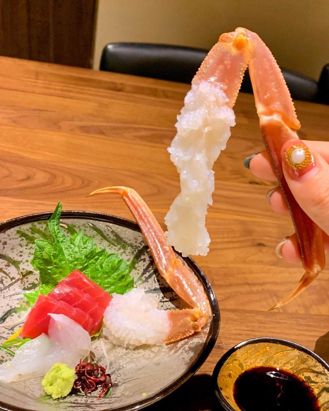 のインスタグラム：「おばあちゃんの卒寿お祝いで カニを食べに♡ ・ ・ ここの浜坂から直送の活松葉蟹、美味しい！！☺️ 蟹味噌ちょこっと残した中に熱燗入れた甲羅酒なんてもう悶絶やった😭🍶蟹尽くしとはこのことってくらいボリュームたっぷり！1人一杯分🦀✨ 久々に家族揃ってゆっくり食べるご馳走は格別やったなー♡ ・ ・ #芦屋荘 #カニフルコース」