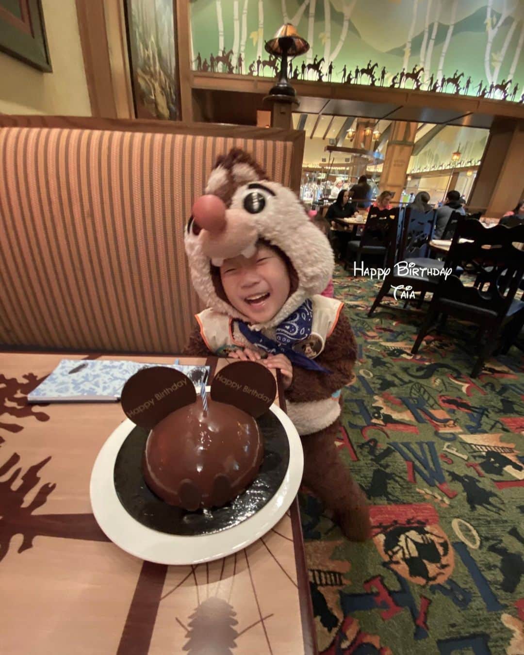 tiahy__のインスタグラム：「Happy Birthday Taia. . . . .  May your life be as extraordinary as you are. . . . Storytellers cafeでMickey birthday cake🎂をサプライズプレゼントしました. . . この笑顔が世界で一番大好き. . 大切な大切な大好きな宝物. #dale_taia#disneyland#disneychristmas #taia_birthday #birthday #californiaadventure #chipanddale #taiacostume」