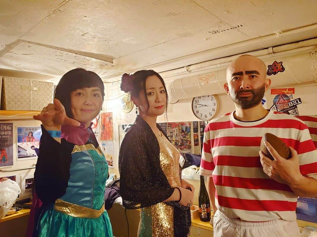 岩崎愛さんのインスタグラム写真 - (岩崎愛Instagram)「昨日はキセキノトマトズ紅白歌合戦に来てくれた皆様、ありがとうございました！ . いやー、笑った笑った😂 そしてあんなにもチョケて笑ってもらったのは人生で初めてでした。笑 みんなウケてくれてありがとう😂 . 去年に続き二年連続出演させて頂いたのですが、今年はやり切りましたね〜👯 . 自分の曲は「Finally」を歌わせてもらい(バンドver.で歌うのは初めて！キセトマの演奏クオリティーはすごい)、 そして大好きなバービーボーイズ「目を閉じておいでよ」で踊り狂い、 最後はアナと雪の女王「ありのままで」を歌い上げる(秦千香子先輩演じる坂本冬美さん乱入そして素晴らしいハモをしてもらう)… . という、もう大人の文化祭状態で笑いっぱなしでした👼 . 写真見たらまるでハロウィンやな🎃 映像撮ってればよかったな〜 . また来年も出たい！ . ①出演者のみんなで！ ②左からエルサ(岩崎)、坂本冬美さん(秦千香子)、リーチマイケル(大岡源一郎) ③バービーボーイズの杏子さんとリーチ . #岩崎愛  #キセキノトマトズ紅白歌合戦  #月見る君想フ」12月30日 23時36分 - iwasakiaiching
