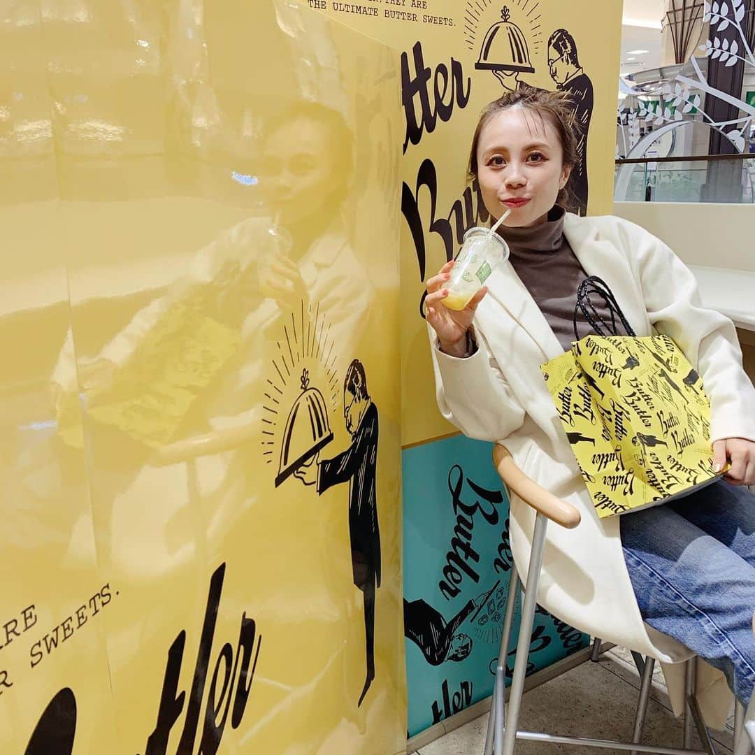 澤辺美香さんのインスタグラム写真 - (澤辺美香Instagram)「バター専門店！？ 皆様が並ばれてたから並んで買い出しのついでに買ってみました♡  甘いものには目がありません🤣💦 このイエローのキャッチーなショッパーも素敵だったな♡  #梅田阪急百貨店 #梅田阪急 #梅田阪急限定 #年末#阪急うめだ本店」12月30日 23時31分 - mikasawabe
