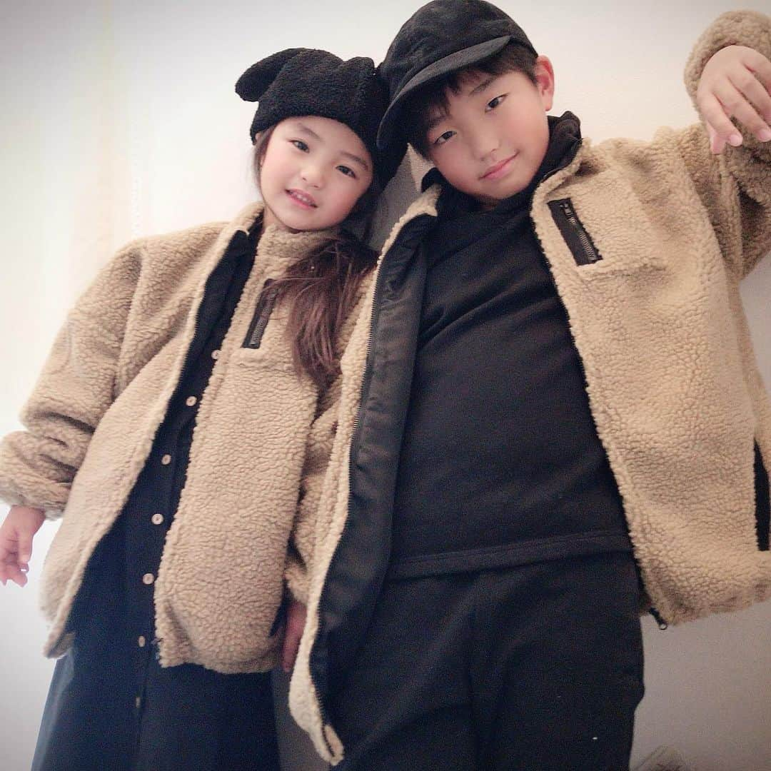 ♡KAO♡さんのインスタグラム写真 - (♡KAO♡Instagram)「🎀 ： ： 明日が大晦日だなんて❗️ 信じられない😂 #令和はじまって以来の衝撃 ww ： ： 今年も終わりかぁぁ❗️ 子どもたちと、イッパイ笑った年♡♡ 今年も楽しかった( *´艸｀) ： ： #りょうりんコーデ ♡♡♡ 新しく @smarby_official でgetしたアウター 暖かいみたいで子どもも気に入ったみたい✨ お揃いがまた可愛い❤️ これママサイズもあるから私も買おうかな😏 ： ： ボアアウター▶︎ @smarby_official @pairmanon ： ： ： ： ： ： ： ： ： #ママリ #ママリなかよしきょうだい #兄妹リンクコーデ #おそろコーデ  #お揃いコーデ #おそろい  #locari #キッズコーデ #キッズファッション #mamapo_official #mamagirl  #親バカ #ig_oyabakabu #親バカ部 #兄妹ママ #兄妹 #息子 #9歳 #男の子 #娘 #6歳 #女の子 #インスタキッズ #ig_kids #smarby #smarbykids」12月30日 23時32分 - o0.don_tama.0o