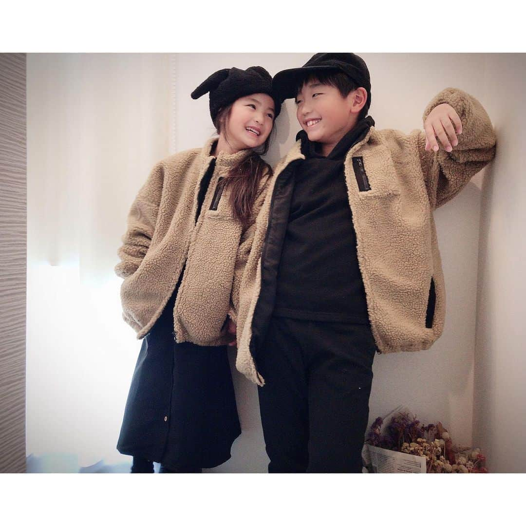 ♡KAO♡さんのインスタグラム写真 - (♡KAO♡Instagram)「🎀 ： ： 明日が大晦日だなんて❗️ 信じられない😂 #令和はじまって以来の衝撃 ww ： ： 今年も終わりかぁぁ❗️ 子どもたちと、イッパイ笑った年♡♡ 今年も楽しかった( *´艸｀) ： ： #りょうりんコーデ ♡♡♡ 新しく @smarby_official でgetしたアウター 暖かいみたいで子どもも気に入ったみたい✨ お揃いがまた可愛い❤️ これママサイズもあるから私も買おうかな😏 ： ： ボアアウター▶︎ @smarby_official @pairmanon ： ： ： ： ： ： ： ： ： #ママリ #ママリなかよしきょうだい #兄妹リンクコーデ #おそろコーデ  #お揃いコーデ #おそろい  #locari #キッズコーデ #キッズファッション #mamapo_official #mamagirl  #親バカ #ig_oyabakabu #親バカ部 #兄妹ママ #兄妹 #息子 #9歳 #男の子 #娘 #6歳 #女の子 #インスタキッズ #ig_kids #smarby #smarbykids」12月30日 23時32分 - o0.don_tama.0o