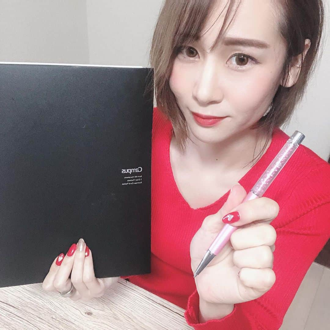 Arisa Nanaseさんのインスタグラム写真 - (Arisa NanaseInstagram)「私のお勧め文具😊ノートカバーは最近薄いのに変えたよ！→コクヨ キャンパスノートカバー 書類も入る優れもの🍀 ボールペンはずっと使ってる、友人がプレゼントしてくれたスワロフスキーのボールペン✨ #文房具 #スワロフスキー #働く女性 #ノート #ノートカバー #赤 #ボールペン」12月30日 23時33分 - arisa.nanase