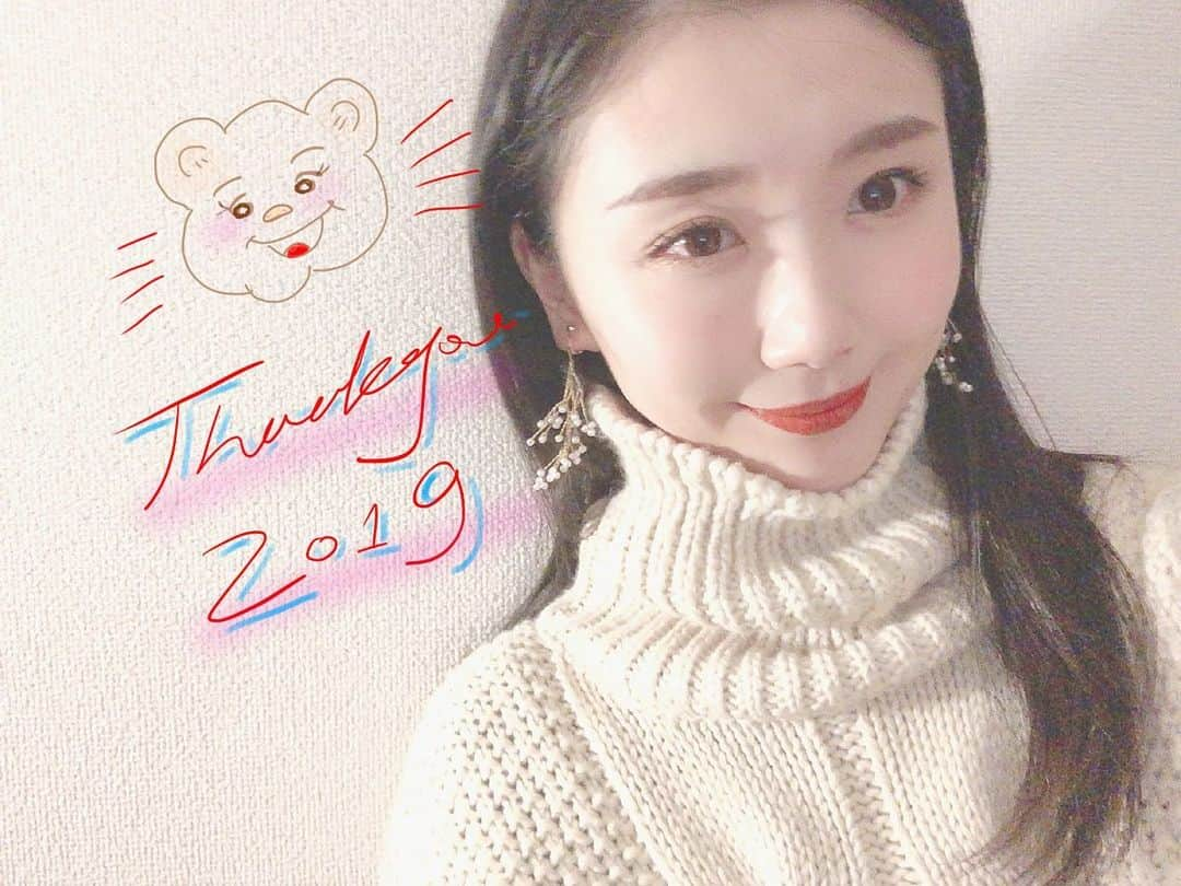 まりゑさんのインスタグラム写真 - (まりゑInstagram)「2019にありがとさよならをして、 両腕を大きく広げて2020を迎えよう。さぁ、おいでおいで〜🐀 #まりゑ #バイバイ2019 #おいでおいで #2020」12月30日 23時33分 - manmarumarie