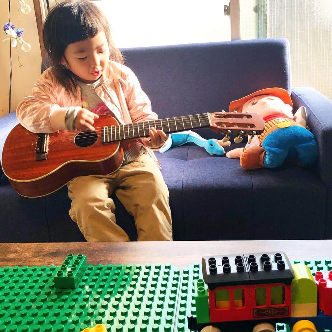 新井美穂さんのインスタグラム写真 - (新井美穂Instagram)「おせち作ってる横で 何故か「ルージュの伝言」を弾き語る娘（笑）#ギター弾いてる風#暇人 3歳児の口から「バースルームにルージュのでんごん」て（笑）  勝手に上着まできて出かけたいアピール。 ちょっくらお散歩にでも行きましょうかねー  #娘3歳7ヶ月#おせち作り#年末#大晦日」12月31日 10時25分 - arai_miho