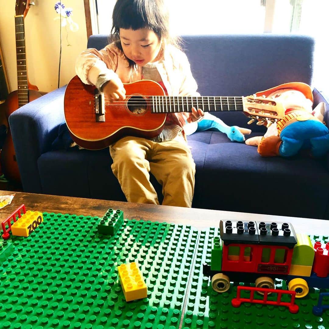新井美穂さんのインスタグラム写真 - (新井美穂Instagram)「おせち作ってる横で 何故か「ルージュの伝言」を弾き語る娘（笑）#ギター弾いてる風#暇人 3歳児の口から「バースルームにルージュのでんごん」て（笑）  勝手に上着まできて出かけたいアピール。 ちょっくらお散歩にでも行きましょうかねー  #娘3歳7ヶ月#おせち作り#年末#大晦日」12月31日 10時25分 - arai_miho