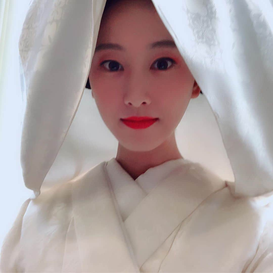 松井玲奈さんのインスタグラム写真 - (松井玲奈Instagram)「どんな年だった？って聞かれて、どんなだっただろう？と毎年思ってしまいます。 楽しいこと、悲しいこと、笑ったこと、悔しかったこと。いろいろあったけど、これが1番だってことは、、、あるようなないような。 そう思って振り返ってみると、沢山の現場に参加して、何回も結婚式して、何回も妊婦さんして、舞台で毎日お母さんしてました。笑 年の始まりは「まんぷく」で年の終わりは「エール」の現場。ありがたいことです。 １枚目の写真は私の演じる吟ちゃんの絵を描いてもらいました。(誰に描いてもらったでしょう) 春からの「エール」お楽しみに、です。 みなさんからみて、今年の私はどんなふうに見えていたんでしょう？是非教えてもらえたら嬉しいです。  さあ、来年は夢や目標を形にしていく年にします。 みなさん、いつも応援ありがとうございます。」12月31日 10時26分 - renamatui27