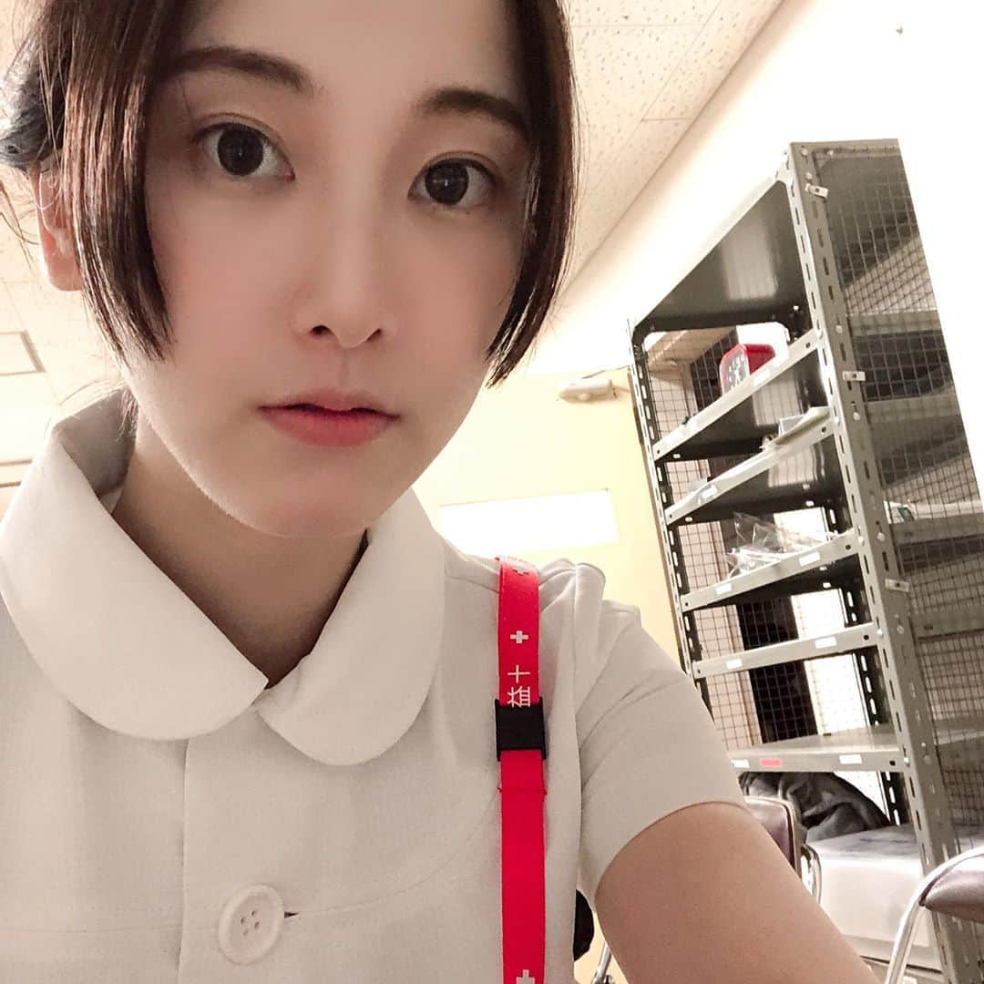 松井玲奈さんのインスタグラム写真 - (松井玲奈Instagram)「どんな年だった？って聞かれて、どんなだっただろう？と毎年思ってしまいます。 楽しいこと、悲しいこと、笑ったこと、悔しかったこと。いろいろあったけど、これが1番だってことは、、、あるようなないような。 そう思って振り返ってみると、沢山の現場に参加して、何回も結婚式して、何回も妊婦さんして、舞台で毎日お母さんしてました。笑 年の始まりは「まんぷく」で年の終わりは「エール」の現場。ありがたいことです。 １枚目の写真は私の演じる吟ちゃんの絵を描いてもらいました。(誰に描いてもらったでしょう) 春からの「エール」お楽しみに、です。 みなさんからみて、今年の私はどんなふうに見えていたんでしょう？是非教えてもらえたら嬉しいです。  さあ、来年は夢や目標を形にしていく年にします。 みなさん、いつも応援ありがとうございます。」12月31日 10時26分 - renamatui27