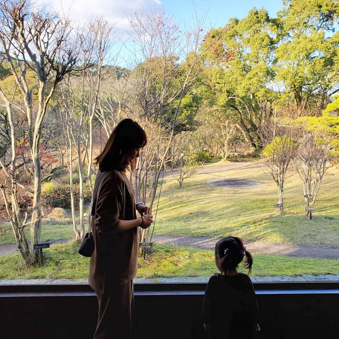 広村美つ美さんのインスタグラム写真 - (広村美つ美Instagram)「. 九州では鳥栖に住んでいる頃御世話になっていた花やしきさんへお邪魔してきました✨ピアノを触ってもいいと言われて娘はずっとピアノ。。！ 美味しいジュースもポン菓子の入ったソフトクリーム🍦も懐かしかったし、食べれて嬉しかった🐰 お店の方とも沢山話せて楽しい時間を過ごせました～✴️ . #花やしき　#鳥栖　#九州」12月31日 10時28分 - mitsumi_hayashi