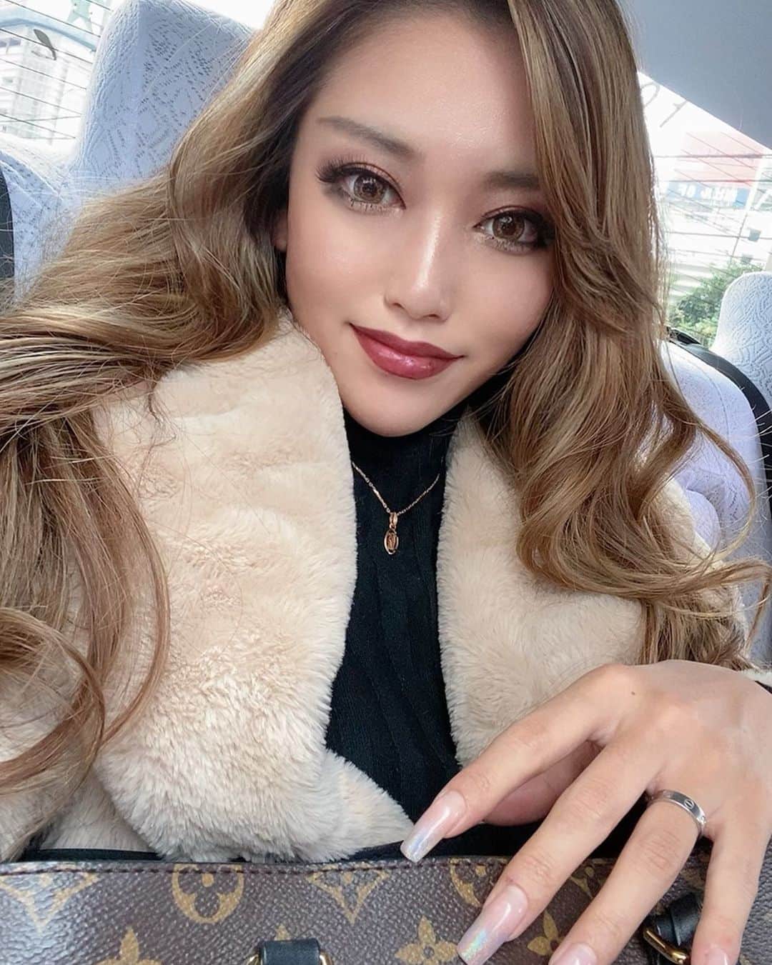 AYAMEさんのインスタグラム写真 - (AYAMEInstagram)「#longhair#candymagic#nars#makeup#redlips#bordeauxlips #blogger#bloggerlife#bloggerstyle#taxi#selfie#今年もありがとうございました」12月31日 9時05分 - l.ayame