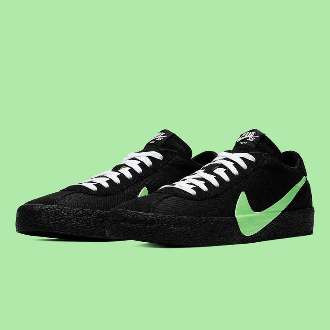 Sneaker Newsさんのインスタグラム写真 - (Sneaker NewsInstagram)「Gino Iannucci's Poets is dropping a Nike SB Bruin collaboration with an oversized Swoosh this week to kick off the new year. Hit the link in our bio to find out when and where.」12月31日 9時00分 - sneakernews