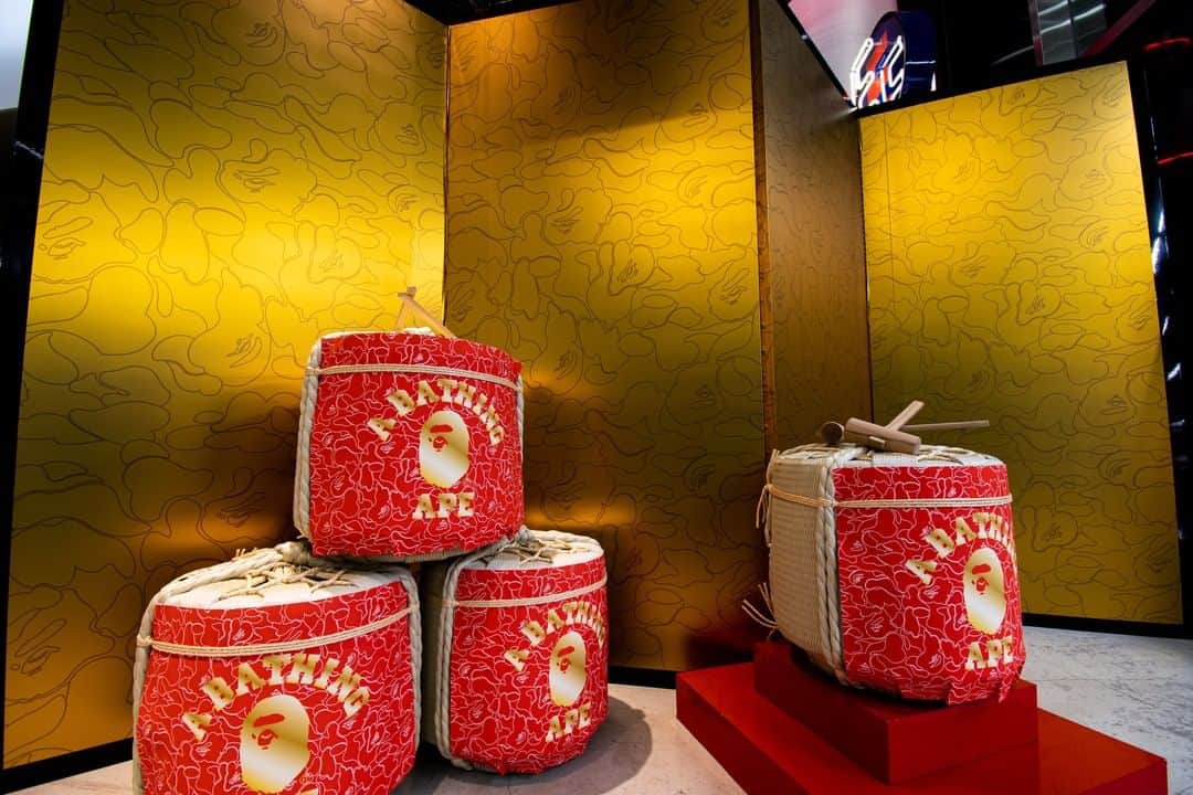 ア ベイシング エイプさんのインスタグラム写真 - (ア ベイシング エイプInstagram)「Welcoming the new year with a Japanese traditional byōbu style backdrop and sake barrel at @bapestoreharajuku #bape」12月31日 9時00分 - bape_japan