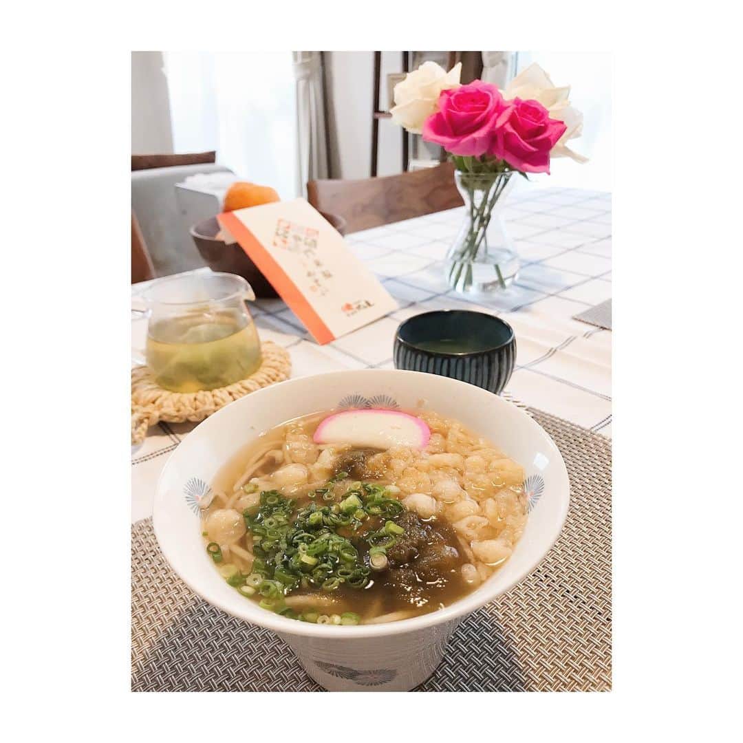 のインスタグラム：「朝食に年越し蕎麦。 いつも食べるタイミングを逃すので、食べちゃいました。  今週は毎日、ゆうぐれエクスプレスを担当しています。  昨日から午後6時スタートになりました。 年末年始のおでかけのおともにぜひ☺️ . みなさま、 よいお年をお迎えください🙇‍♀️✨」