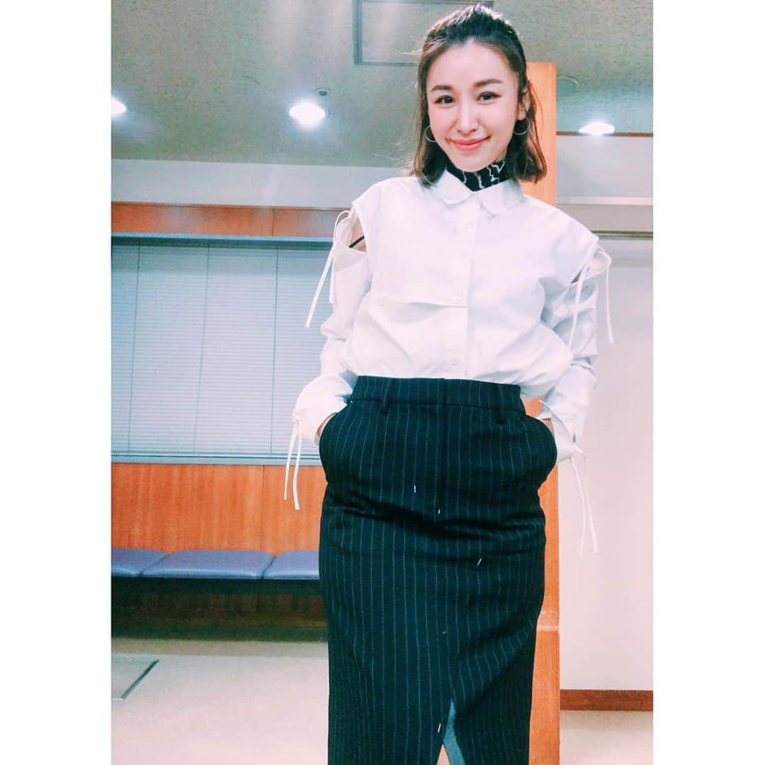 鈴木紗理奈さんのインスタグラム写真 - (鈴木紗理奈Instagram)「今年1年も前向きに頑張れたのは 大切な息子とお母さん、そして応援してくれたみなさんのおかげです。  本当にありがとう。  母として人として これからも精進を重ねます。  気取らず、は美学の一つですが みなさまへの感謝への気持ちを込めて、いつもより気取った投稿文にて失礼致します。  令和元年12月末日 白シャツにスカーフとタイトスカートが似合い過ぎる 鈴木紗理奈より  #紗理奈流styling」12月31日 9時03分 - munehirovoice