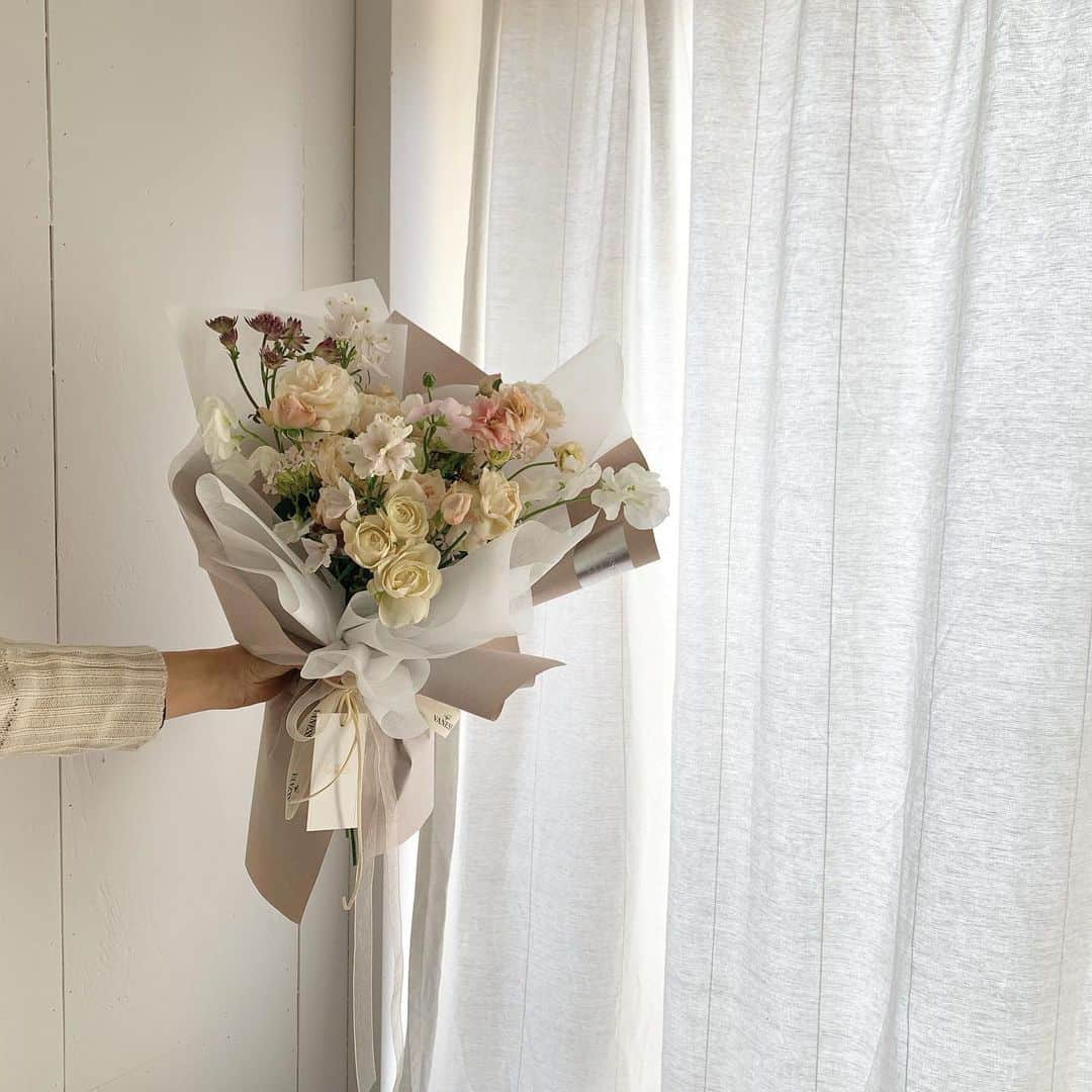 플로리스트 이주연 florist Lee Ju Yeonさんのインスタグラム写真 - (플로리스트 이주연 florist Lee Ju YeonInstagram)「. .  졸업식꽃다발 바네스와 함께 준비 하세요 🧡 . #졸업식꽃다발 #졸업식꽃다발예약 #바네스꽃다발 . . 订花 WeChat ID vaness_flower 클래스상시모집 당일꽃주문가능 #수업문의 #주문예약 #lesson #Order  Katalk ID vaness52 WeChat ID vaness_flower E-mail vanessflower@naver.com . 강남구 역삼동608-16 📞02-545-6813 . #vanessflower #florist #flowershop #handtied #flowerlesson #花束 #花束包装 #바네스플라워 #플로리스트 #꽃다발 #부케 #플로리스트학원 #역삼역꽃집 #언주역꽃집 #플라워레슨 #꽃다발주문 #꽃수업 #꽃주문  #대관 #공간대여 #공간쉐어」12月31日 9時07分 - vanessflower