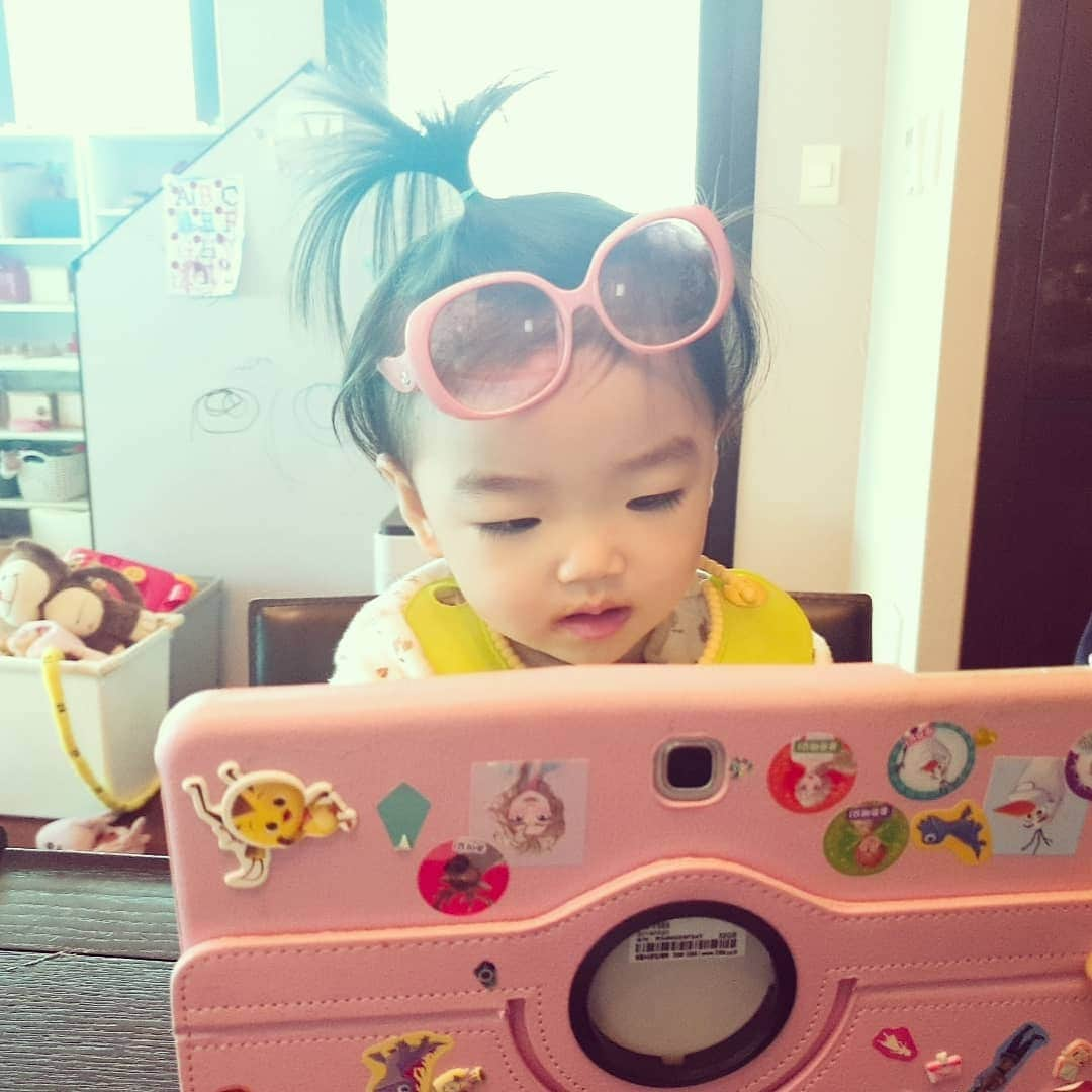 コ・ウンミさんのインスタグラム写真 - (コ・ウンミInstagram)「곧 4살이 되는너ㅜㅠ ㆍ ㆍ ㆍ #12월생이라 속상하구나.. 예정일보다 한달 빨리 낳아서 미안해.. #25개월아기가 곧 4살이라니ㅜㅠ」12月31日 9時10分 - misokoeunmi