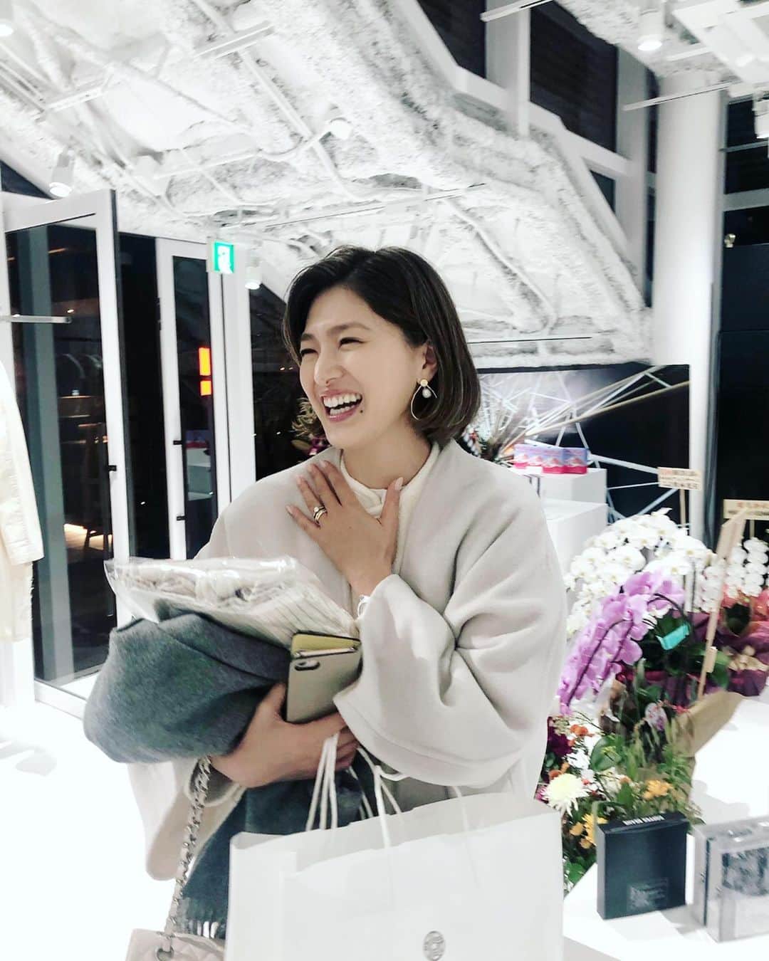 のインスタグラム：「今年に関しては、、 いえ、この2、3年は、、 娘が生まれたこともあってか、 私にとっては、自分自身と向き合わざる得ないような、そんな事ばかりがあって、 苦しいことも、楽しいことも、 沢山、沢山あった、とても濃厚な時間でした。  そんな中、先日のバースデーは、あまりのバタバタで自分の誕生日も忘れてしまう程でしたが、誕生日当日にお店に行くと、プレゼントを用意して下さっていたり、忘年会でお祝いをして頂いたりと、、皆さまのお気持ちが本当に、 本当に、嬉しかったです。  そして、やっぱり、人は一人では生きていけず、沢山の人に助けられている事を忘れてはいけないなと改めて感じた一年でした。  あまりに怒涛の一年を何とか乗り越えた今、ほんの少しだけ、、強くなった様な気がするのでw、来年は、苦手な事にも向き合って、挑戦していこうと。  最後になりましたが、 今年も一年ありがとうございました。 来年もどうぞよろしくお願い致します！  皆様にとって、素敵な一年になりますように✨  良いお年をお迎えください❣️ ・ ・ 以下、ここ一年、自分の中で出て来た言葉たち。 忘れないように📝 ・ #続けていく事の大切さ #経験こそ宝物 #仕方がないこともある #自分を知ること #自分を信じる勇気 #自立 #自立の先の思いやり #見返りを求める事の無意味さ #私は私のままで #繕わない #ただ真っ直ぐ前を向いて #明るくこれからを思い描く #ありがとうの気持ち #人の大切さ #繋がりの大切さ  #最近娘の中の大ブーム #アナ雪 #今更だけどアンパンマン同様歌が良い #ありのままの姿見せるのよ #ありのままの自分になるの #娘が歌うたび #母こっそり自分に言い聞かす #これでいいの自分を好きになって #これでいいの自分信じて #光浴びながら歩き出そう #少しも寒くないわ #最後暑苦しく締めくくる自分に少し苦笑しながら #これも私だからと開き直りつつ #こんな私ではありますが来年もよろしくお願い致します #一度に投稿出来るハッシュタグは30までと出てきてしまった」