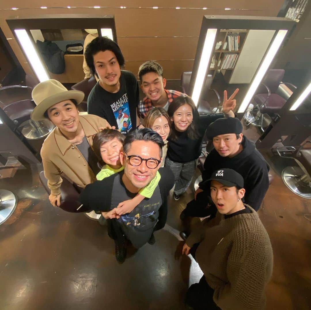 青木大輔のインスタグラム：「2019年、御来店いただいた沢山のお客様、本当にありがとうございました！ また、お世話になったメーカーさんやディーラーさん、関係者の皆様もありがとうございました！ 来年もスタッフ一同、心のこもった良いサロンを作っていきたいと思っております。 より良いデザイン、良い技術を楽しみに是非御来店下さい。 2020年も皆様にお会い出来ることを楽しみにしております😊 来年もどうぞ宜しくお願いします。 良いお年をお迎えください🎍 #tiechel #2019 #2020」
